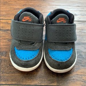 NIKE boys sz 3c sneakers